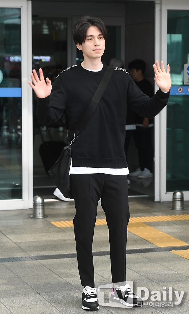 李栋旭现身机场赴法国巴黎 黑白风简约休闲