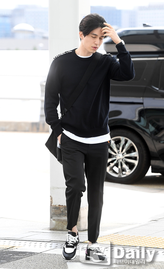 李栋旭现身机场赴法国巴黎 黑白风简约休闲