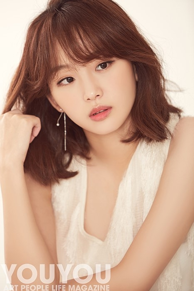 韩女星秦基周拍时尚写真 外形清纯大眼有神