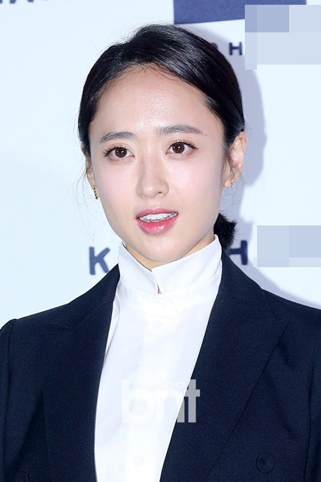 35岁韩星金玟廷亮相嫩颜如初