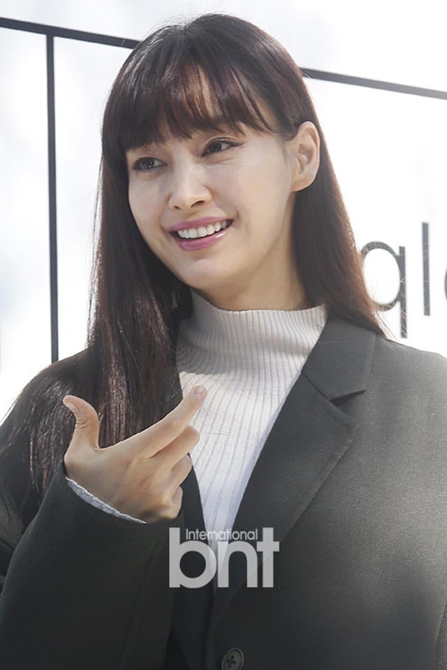 元彬妻子李娜英素雅气质佳