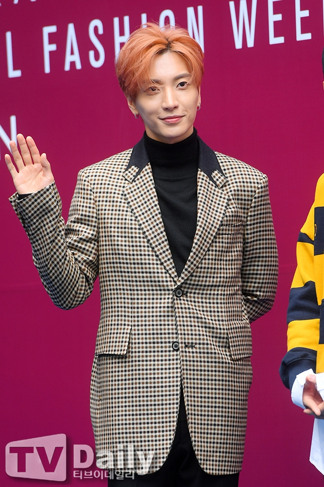 sj利特银赫亮相时装周 一个正式一个嘻哈