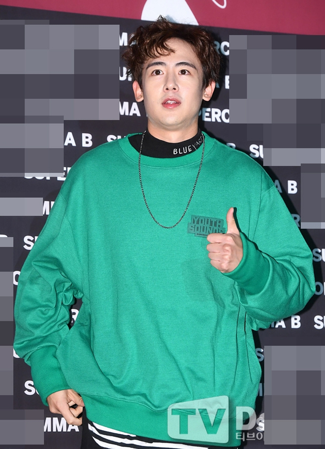 2pm尼坤亮相 脸似水肿疑发福