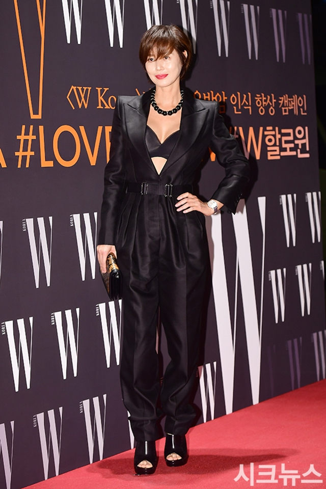 50岁美魔女金成玲冻龄惹人羡 大胆装扮气质冷艳