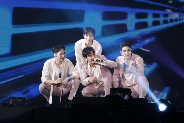 组图:韩团NU’EST W香港热力开唱 展帅气舞台