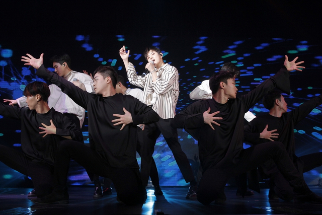 组图:韩团NU’EST W香港热力开唱 展帅气舞台