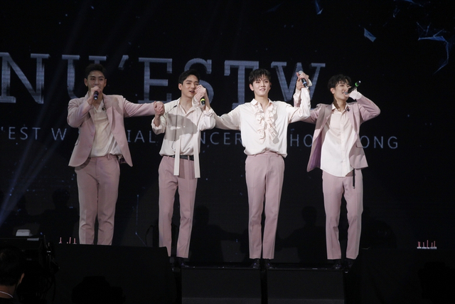 组图:韩团NU’EST W香港热力开唱 展帅气舞台