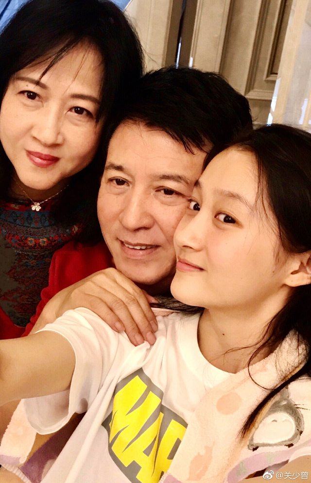 1/6新浪娱乐讯 2月6日下午,关晓彤爸爸关少曾在微博分享一家三口照片