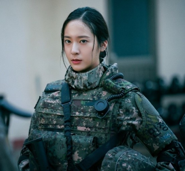 韩剧《search》郑秀晶剧照公开 穿军装气质飒爽