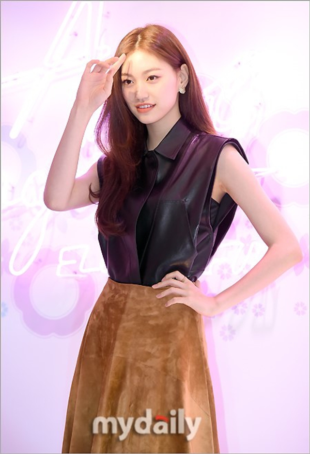 3/7新浪娱乐讯 3月8日下午,韩国女团weki meki成员金度延在首尔树阴路