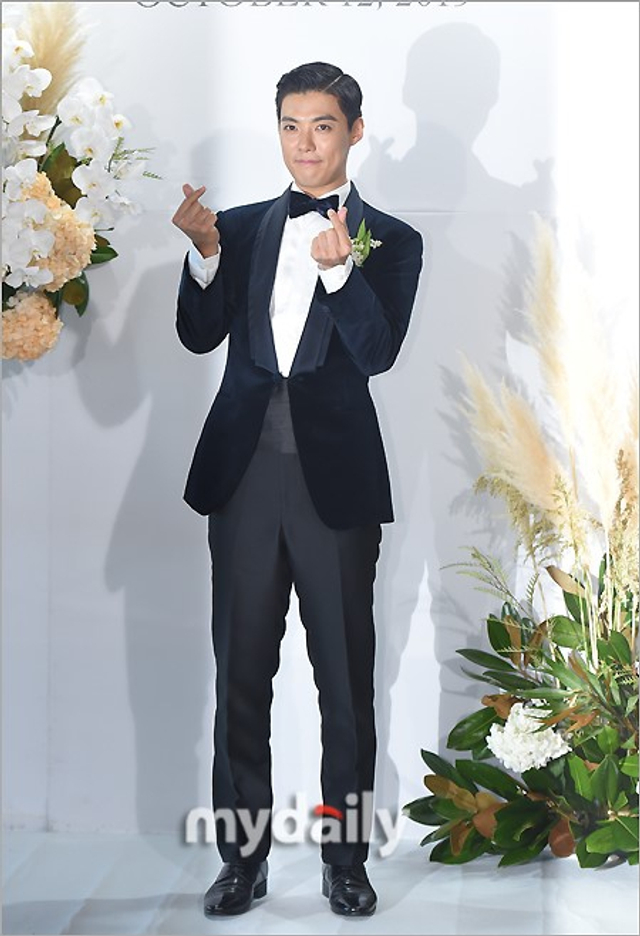 新郎滑川康男亮相婚礼发布会 穿西装神采奕奕_新浪图片