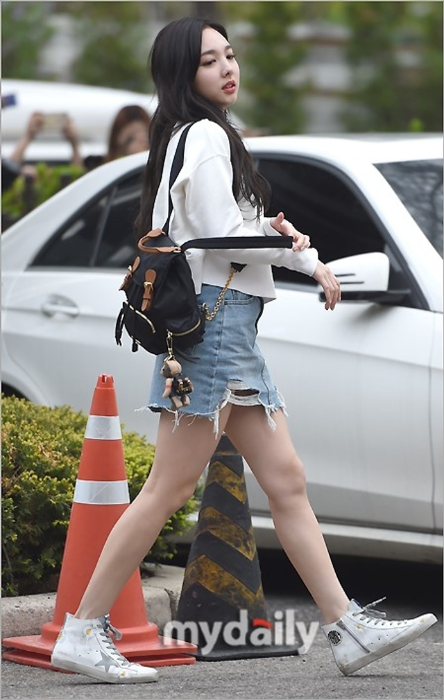 twice亮相上班路清凉露腿