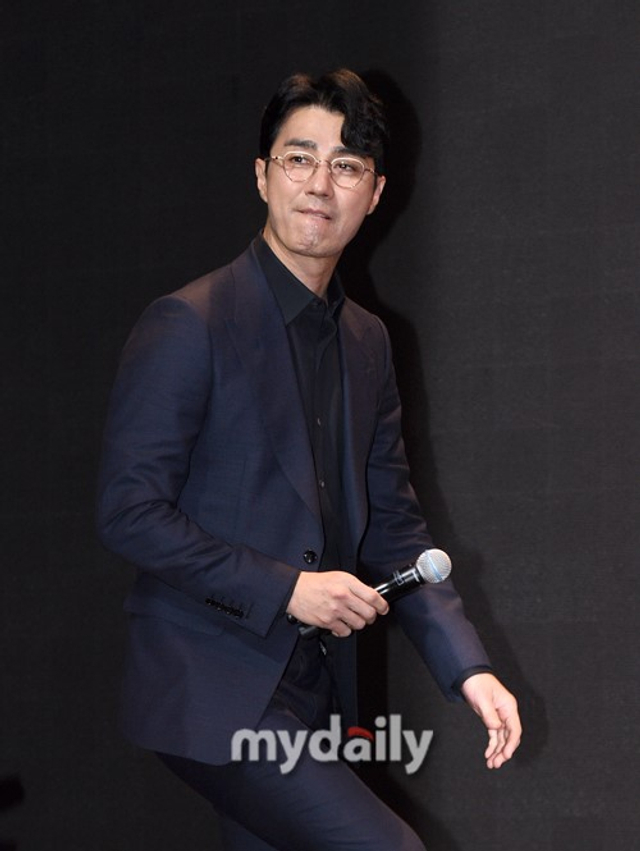 车胜元出席宣传活动 一身西装戴眼镜魅力依旧_新浪图片