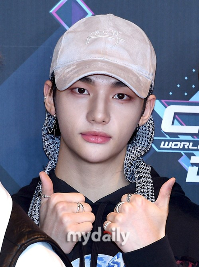 41岁张佑赫染蓝发亮相 穿t恤牛仔裤个性不羁_新浪图片