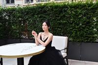 宋慧乔巴黎户外拍美照 长裙造型优雅似黑天鹅