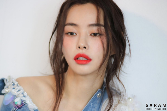 韩星李哈妮展百变性感魅力 吃蛋糕表情魅惑