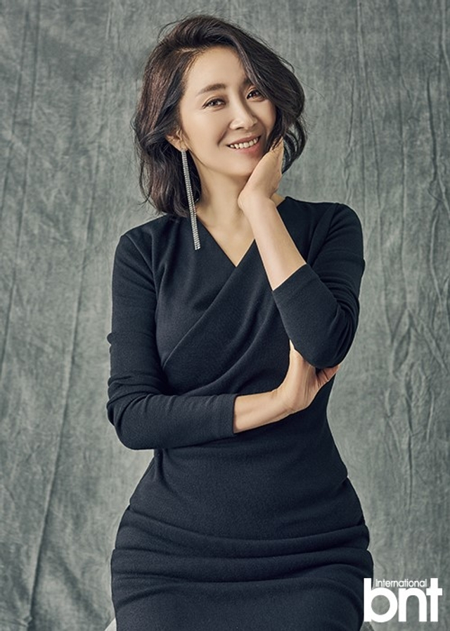 韩女星尹宥善写真公开 演绎春日优雅氛围