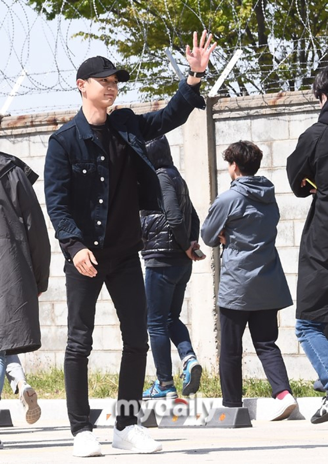 shinee成员崔珉豪入伍服兵役 剃平头也超帅