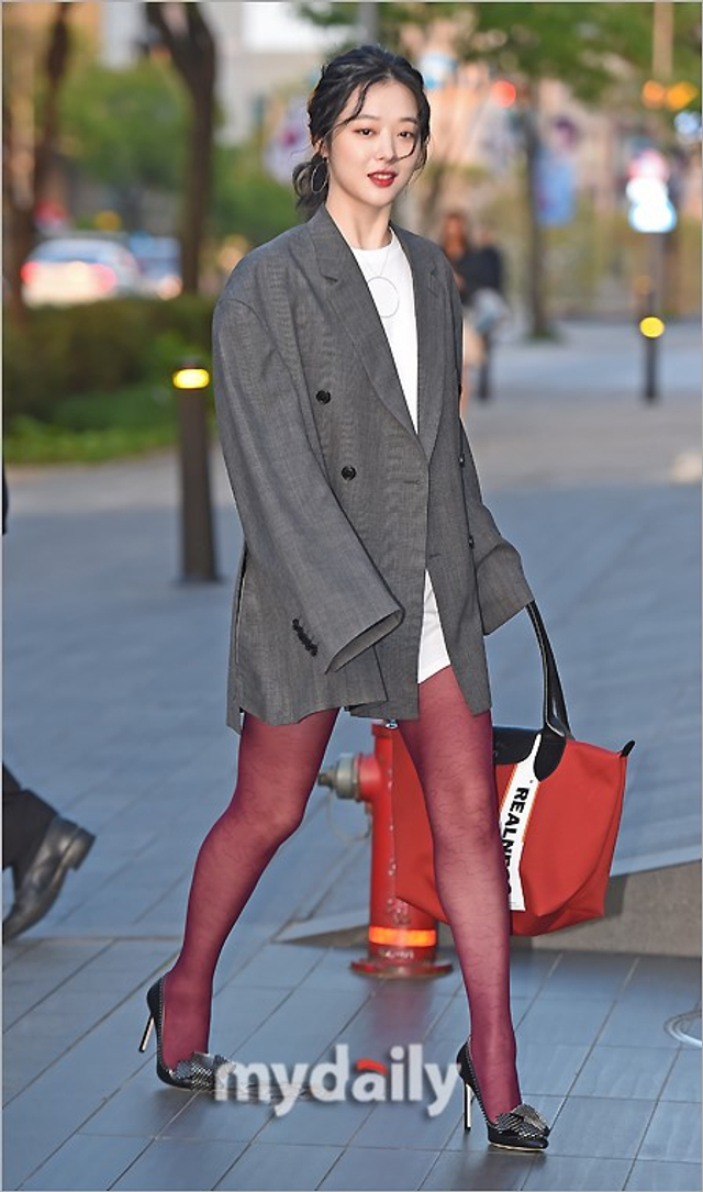 崔雪莉上演下衣失踪 穿红丝袜尽显诱惑