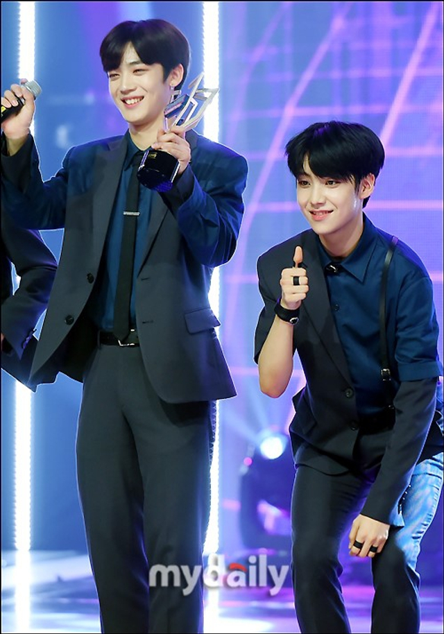 韩新人男团x1首登打歌舞台 获一位激动捧奖杯_新浪图片