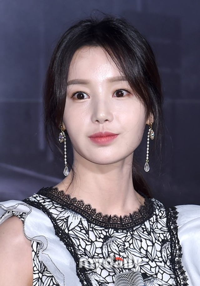 新浪娱乐讯 4月25日上午,南奎丽,李奎汉,李天熙等艺人在首尔某影院