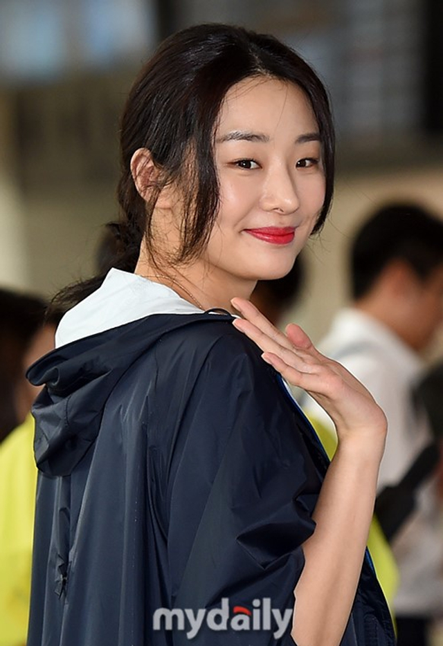 韩星stephanie lee现身机场 飞往济州岛红裙惹眼_新浪图片