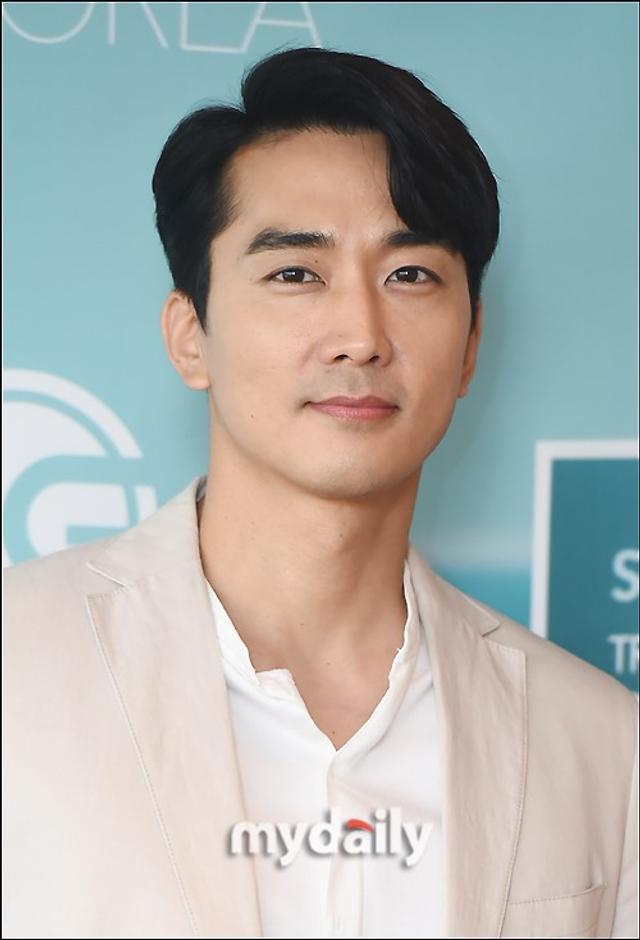 韩国艺人宋承宪在首尔某酒店出席了代言品牌举行的宣传活动