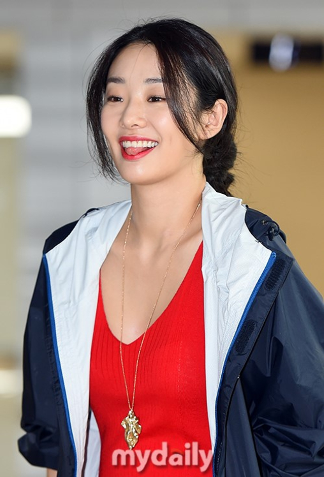 韩星stephanie lee现身机场 飞往济州岛红裙惹眼_新浪图片