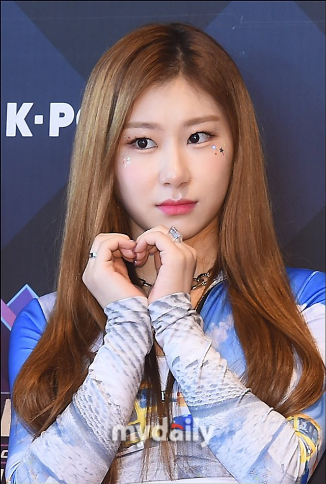 韩女团itzy参加直播打歌 造型闪闪似芭比娃娃_新浪图片