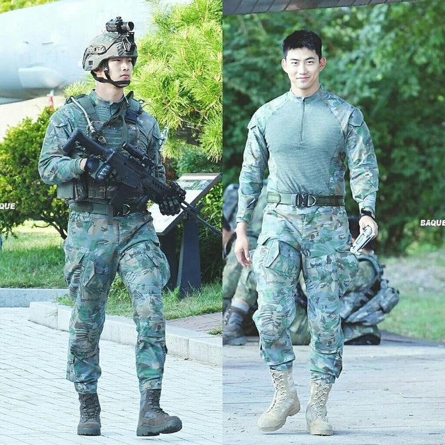 帅到窒息!2pm玉泽演军队近照公开 持枪超man笑容阳光