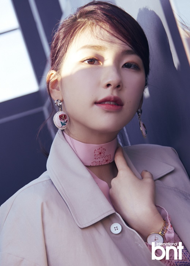 韩星金珍京拍时尚写真 展现爽朗洒脱面貌