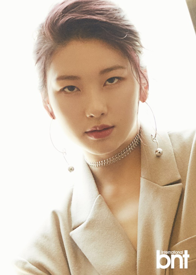 韩星金珍京拍时尚写真 展现爽朗洒脱面貌