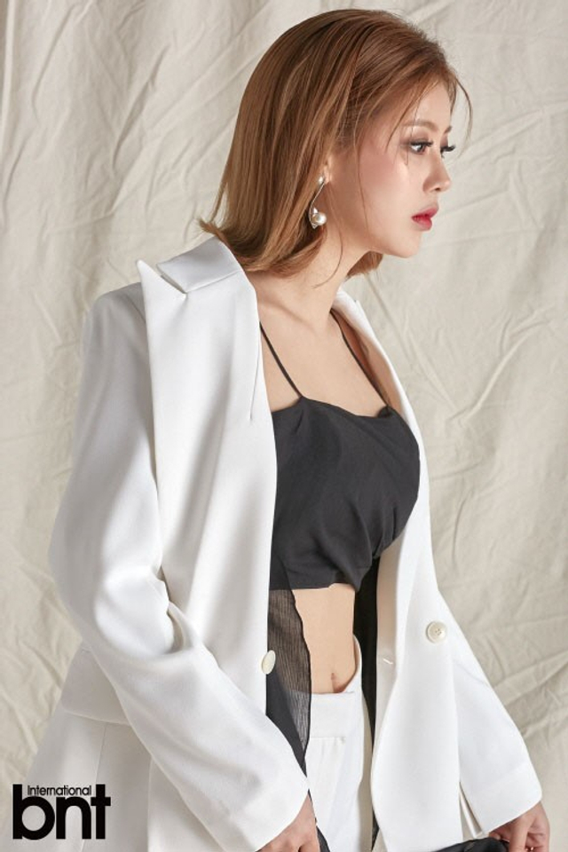 韩静媛将于下个月与篮球选手金胜贤举行婚礼.