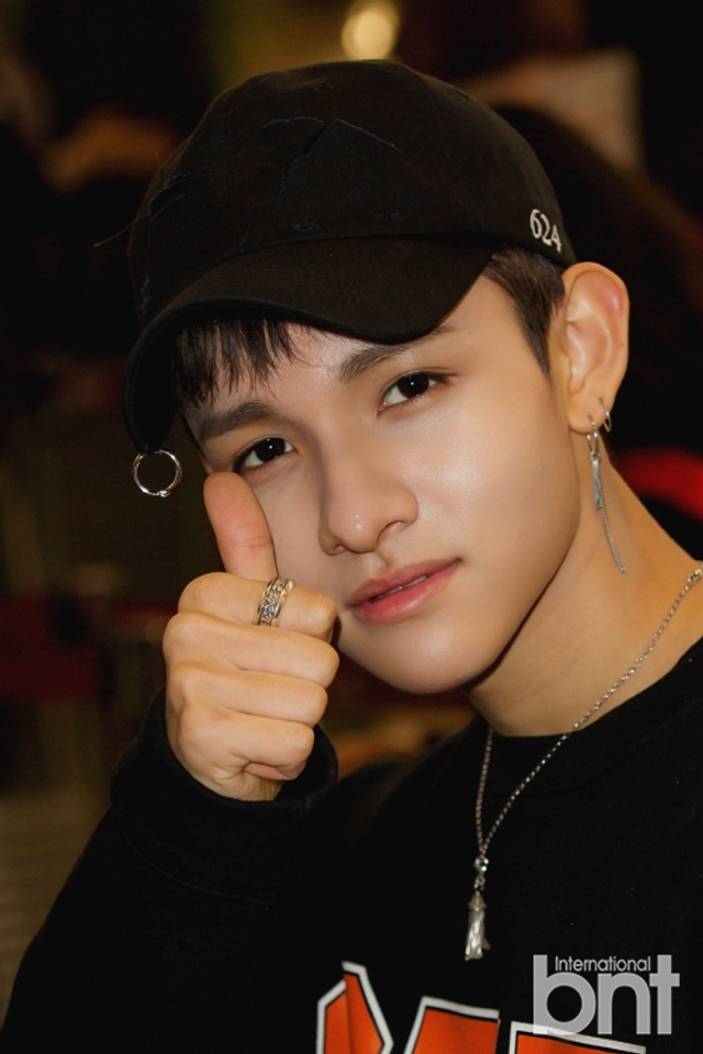 韩歌手samuel亮相机场飞日本 元气满满少年感