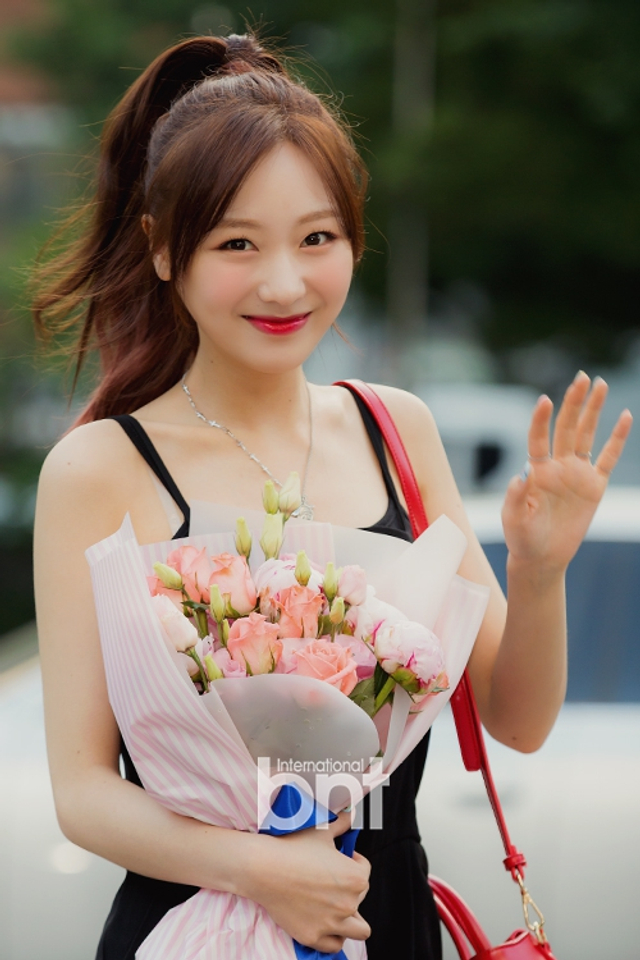 lovelyz李美珠戏精上班路新姿势 高抬腿一字马