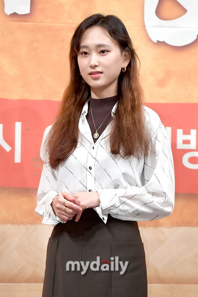 14/24           新浪娱乐讯 11月1日下午,柳慧英等韩国艺人在首尔某