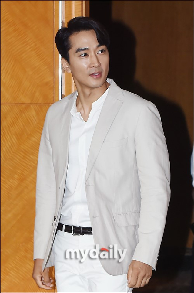 宋承宪亮相一身白衣帅气有型 42岁无岁月痕迹