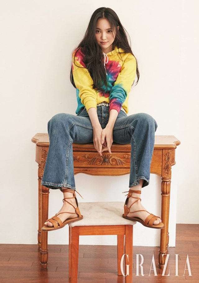 apink孙娜恩拍杂志写真 穿帽衫清纯活泼