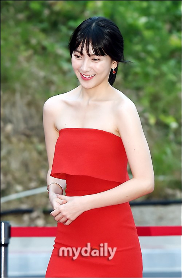 kara前成员姜智英亮相电影节 一身红裙美艳性感