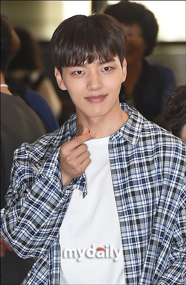 吕珍九飞往日本参加活动