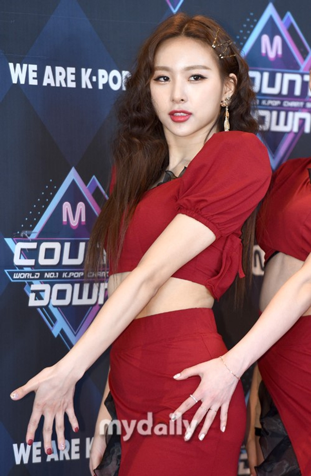 韩女团camila亮相打歌节目 穿高叉红裙布料超少