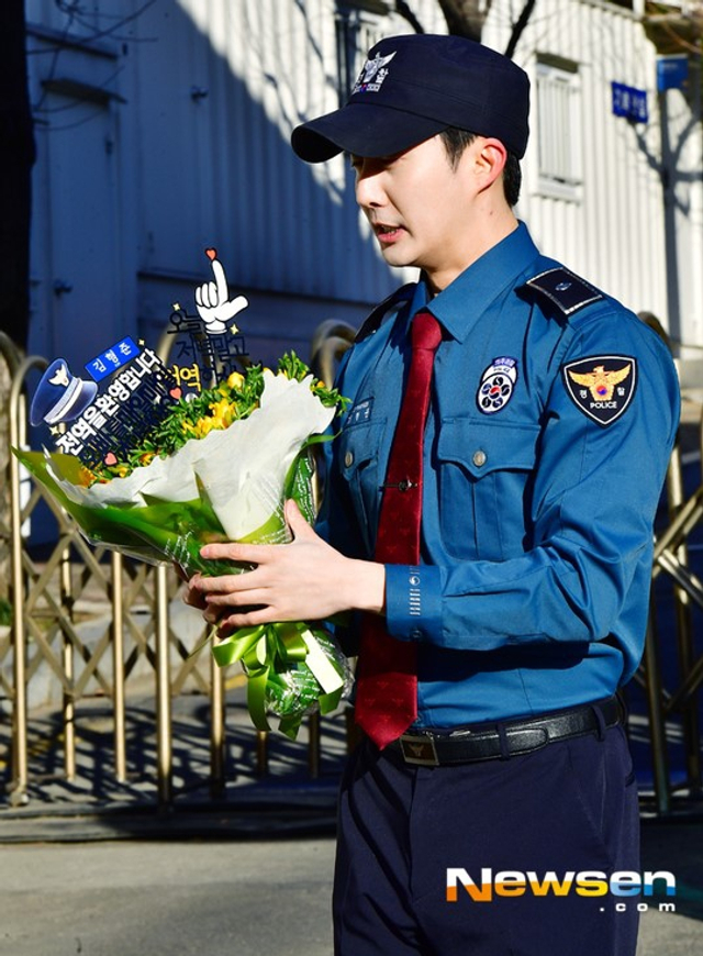 ss501金亨俊正式退伍 穿制服敬礼干练飒爽