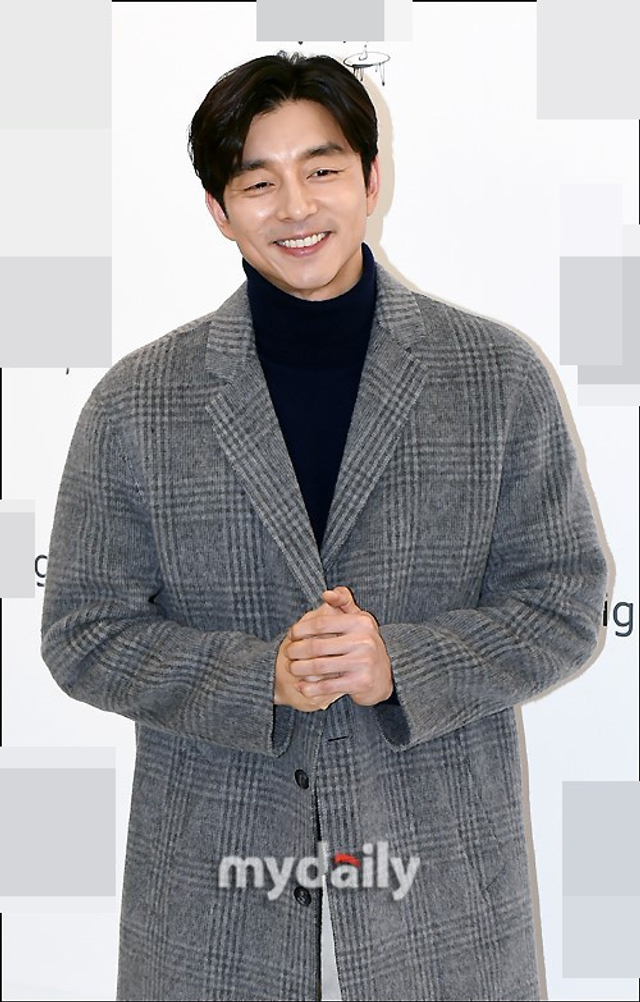 孔刘出席活动雨中获专人撑伞 笑容儒雅可爱搓手_新浪图片