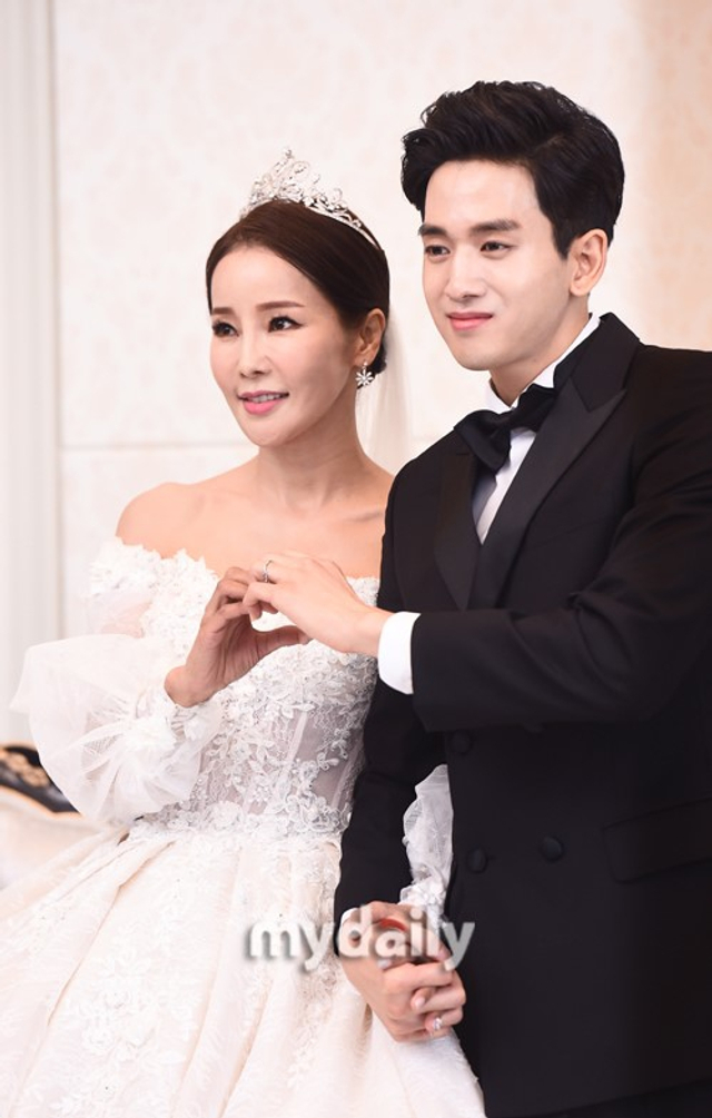 43岁韩女星米娜与26岁男友结婚 披婚纱牵手热吻