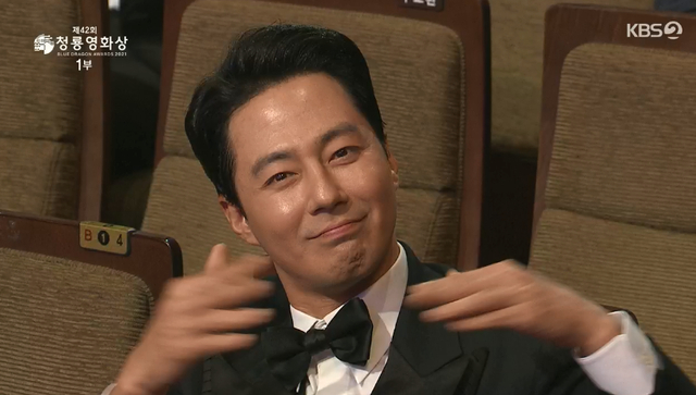 赵寅成坐在观众席