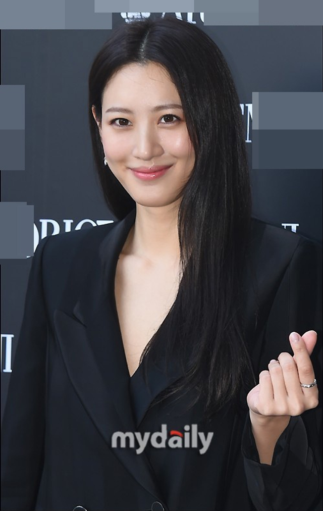 韩星秀贤婚后首次亮相 黑色套装飒爽气质佳