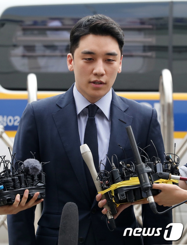 组图：胜利涉嫌赌博非法换汇接受调查 精心造型现身警局