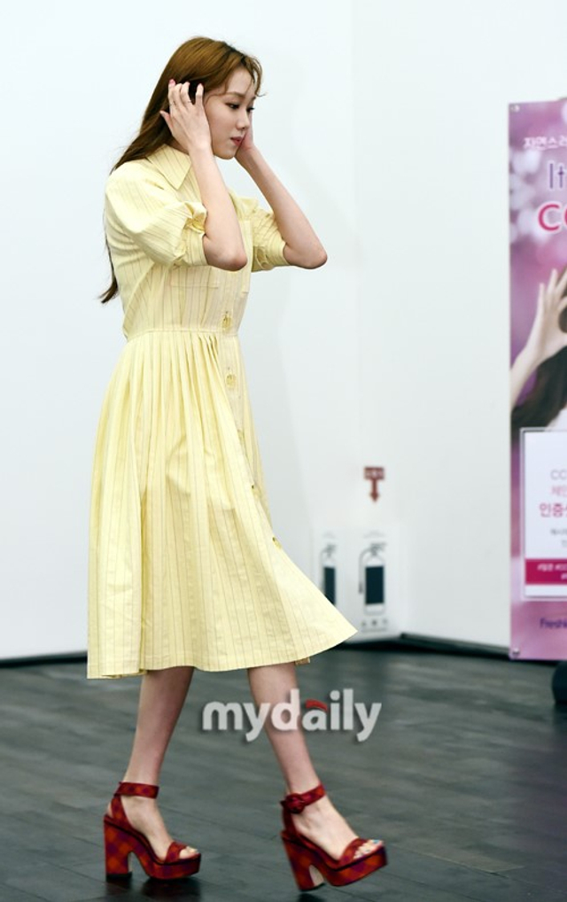 韩星李圣经亮相活动 鹅黄色连衣裙衬娇美_新浪图片