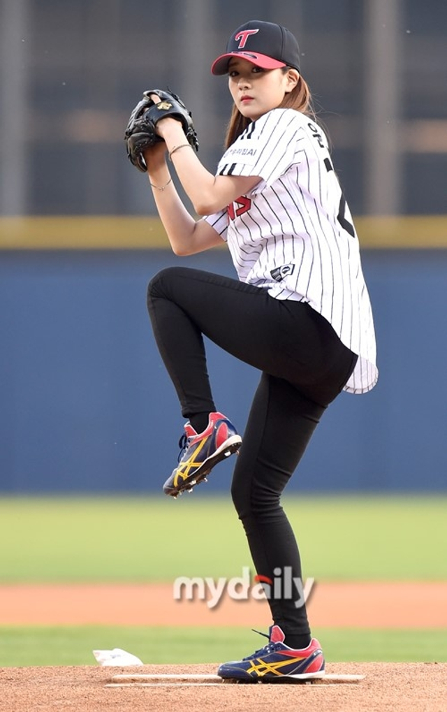 apink尹普美为棒球比赛开球