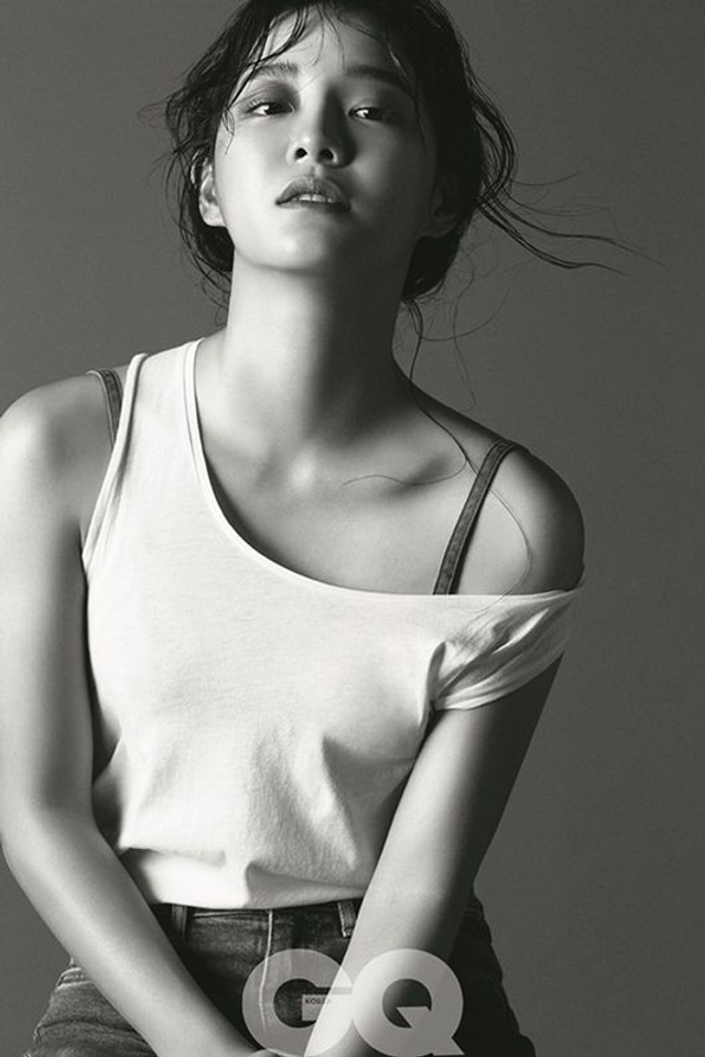 新浪娱乐讯 韩国女团gugudan成员金世正最近为某杂志最新一期拍摄照片